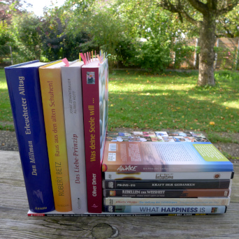 Foto von Büchern, DVDs. Foto von Büchern, DVDs.